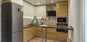 Угловая кухня под дерево с подсветкой и барной стойкой